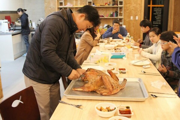 지난 8개월간 교회에서 기른 칠면조를 잡았습니다. 잡기는 힘들었지만 맛은 좋았습니다. 