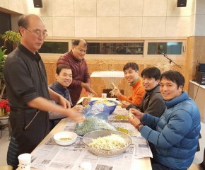 추수감사절 하루 전날인 토요일 밤에 재료 손질을 하는 모습입니다. 남자들도 잘해요... ㅎㅎㅎ