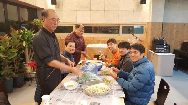 추수감사절 하루 전날인 토요일 밤에 재료 손질을 하는 모습입니다. 남자들도 잘해요... ㅎㅎㅎ