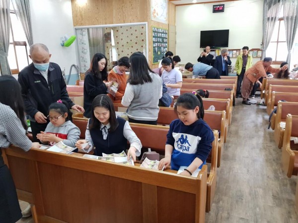 식사 후 마을에 나누어드릴 부활절 선물을 포장하는 모습입니다.