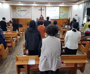 미소짓는 교회 교우들과 비전교회 교우들이 함께 예배 드리는 모습입니다. 지역 교회가 함께 연합하여 예배를 드리니 더 은혜로운 시간이었습니다.