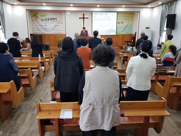 미소짓는 교회 교우들과 비전교회 교우들이 함께 예배 드리는 모습입니다. 지역 교회가 함께 연합하여 예배를 드리니 더 은혜로운 시간이었습니다.