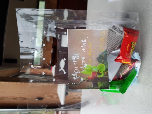 두 교회가 연합하여 부활절 선물 300개를 이웃과 나누었습니다. 감사한 부활절 오후입니다.