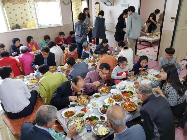 미소짓는 교회에서 맛있는 식사를 준비해 주셨습니다. 감사합니다.