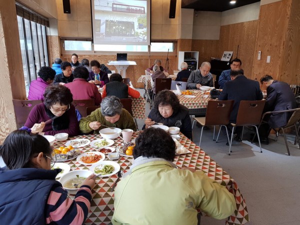 드디어 어르신들이 오셔서 식사를 시작했습니다.