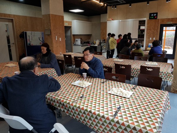 어르신들이 오시기 전... 교인들과 잠시 휴식 중입니다.
